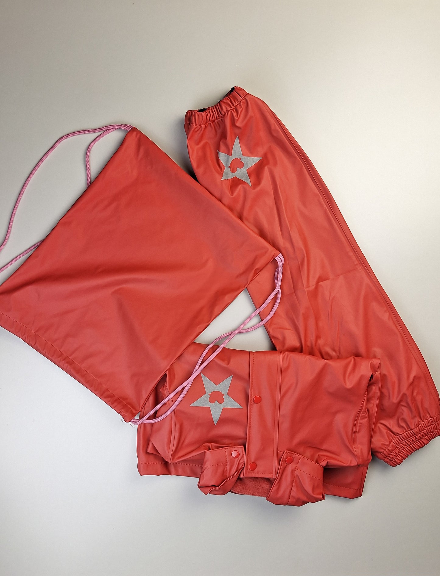 Červená souprava - kalhoty, bunda, vak do deště