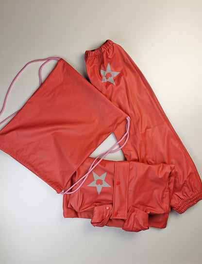 Červená souprava - kalhoty, bunda, vak do deště