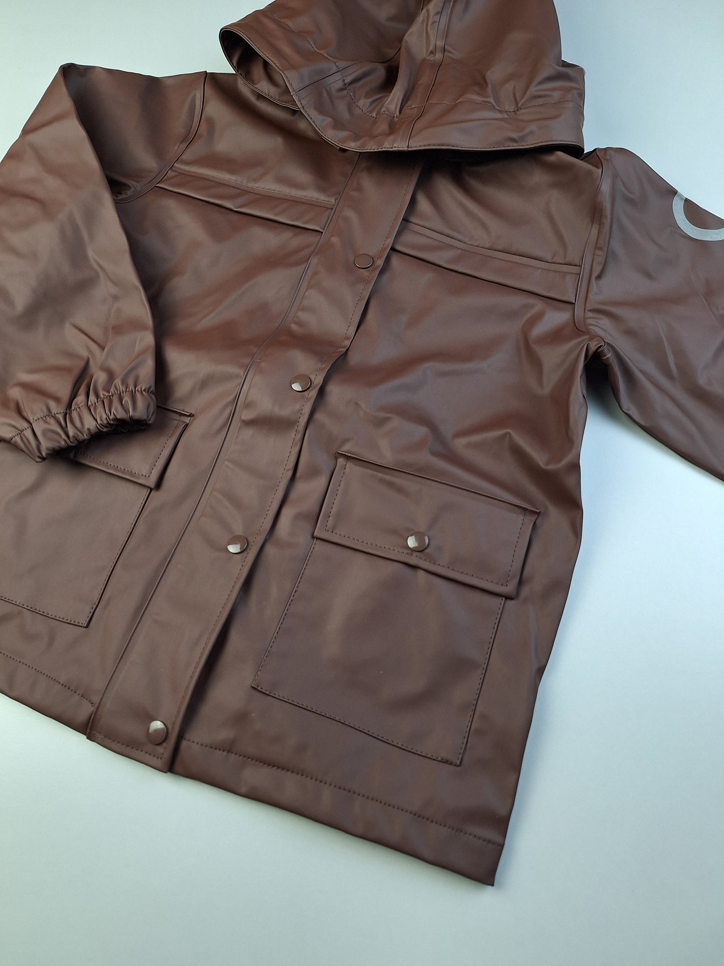 Tmavě hnědá bunda do deště s reflexními prvky